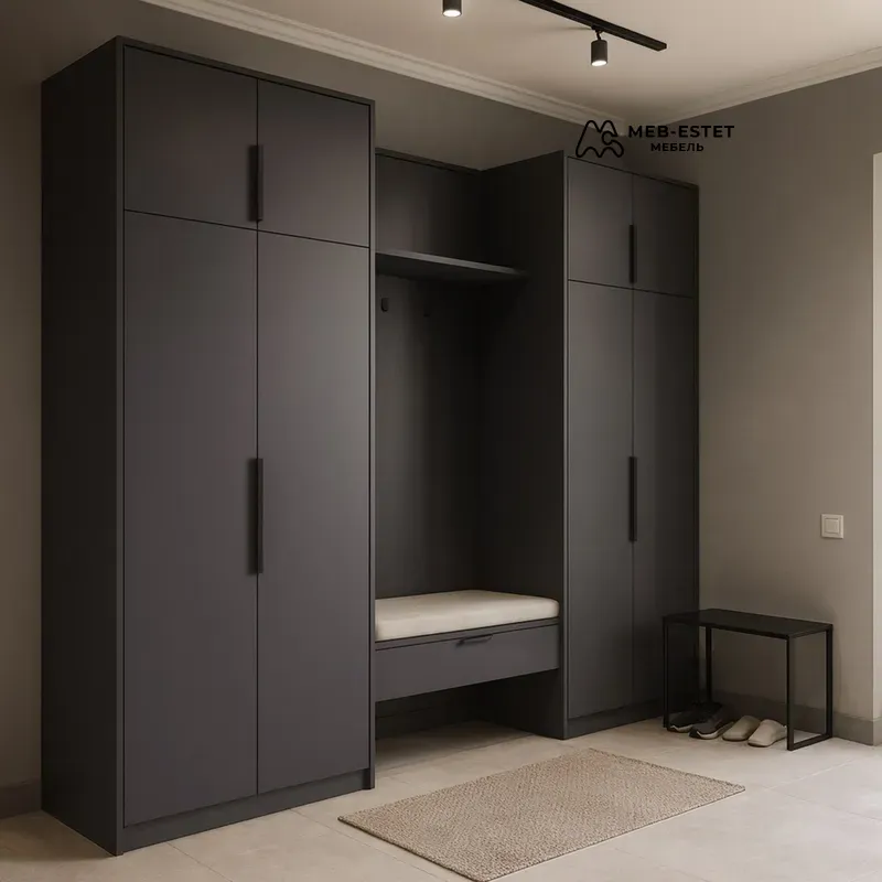 Прихожая с скамьёй и шкафами