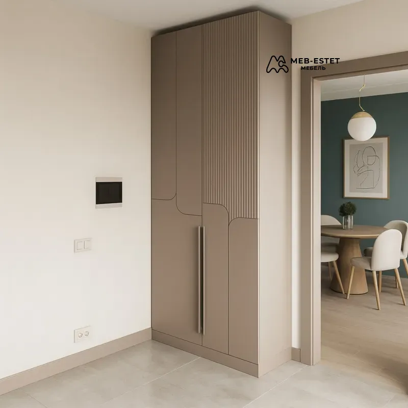 Узкий встроенный шкаф прихожая