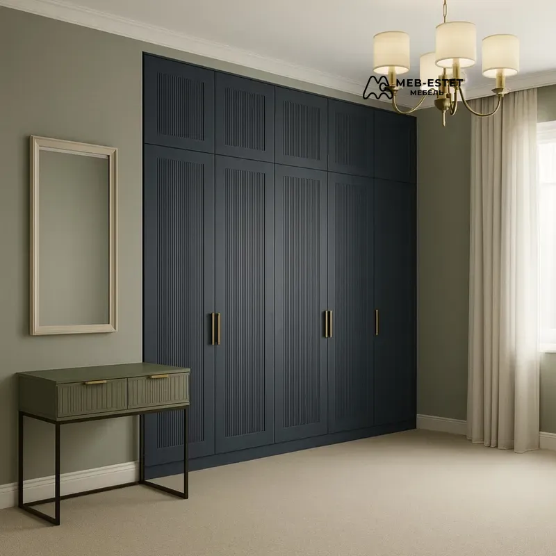 Встроенный синий шкаф