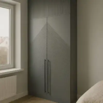 Высокий распашной шкаф