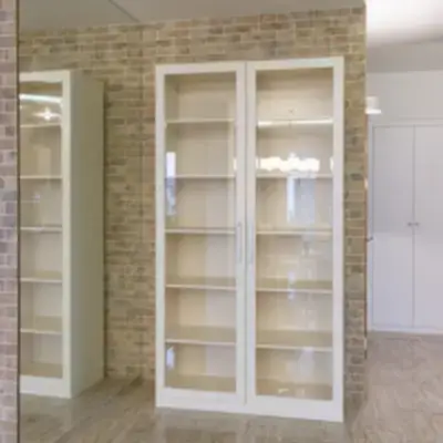 Шкаф-витрина в холл