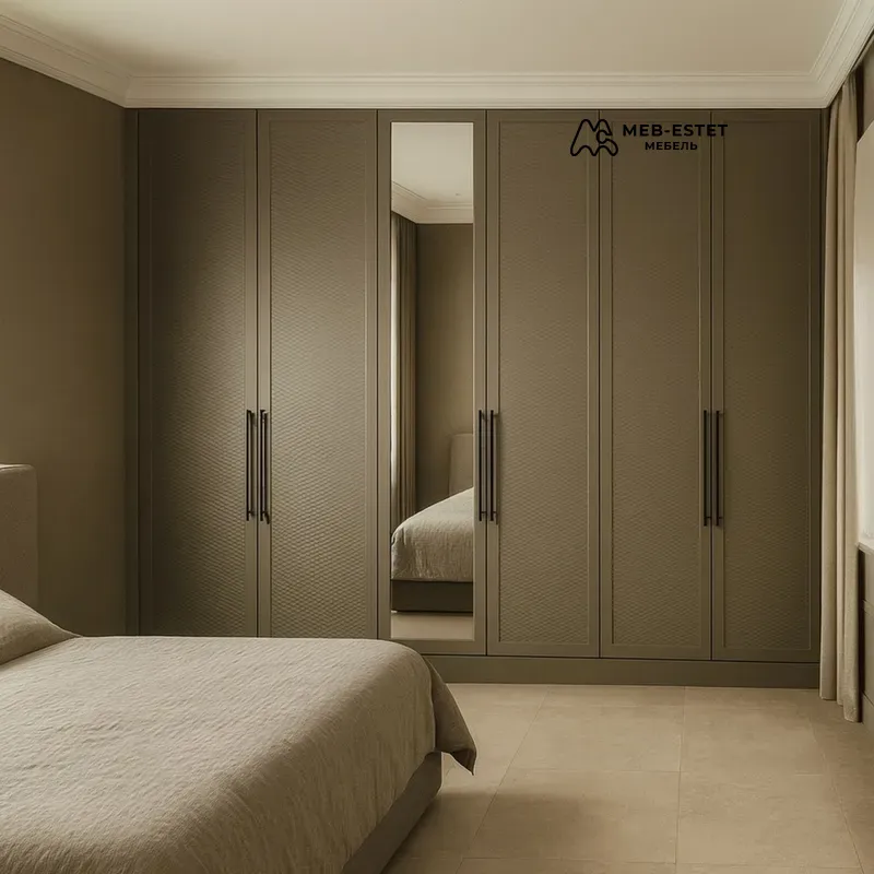 Встроенный платяной шкаф