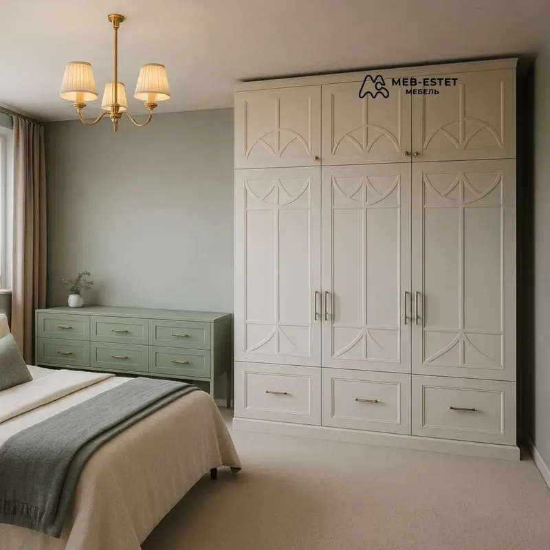 Шкаф с резными фасадами бежевый