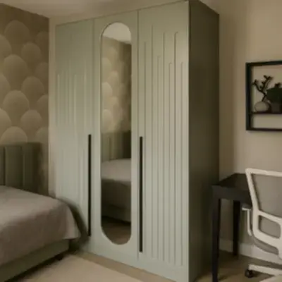 Распашной шкаф с зеркалом