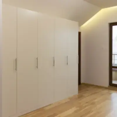 Современный шкаф в спальню