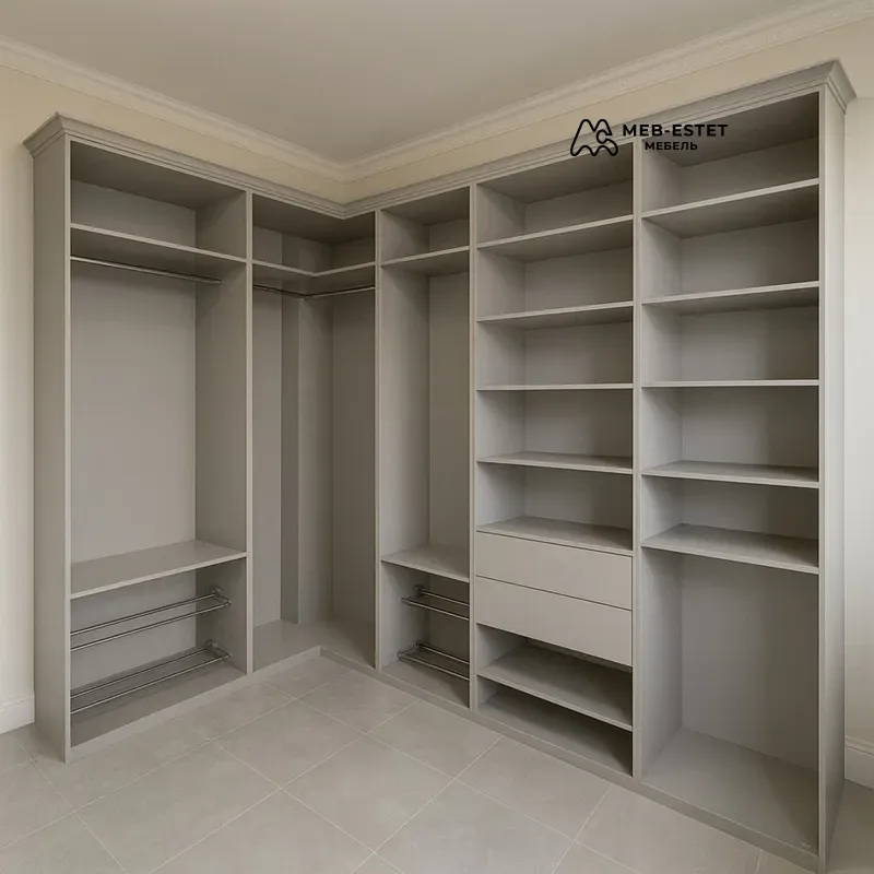 Угловая гардеробная с полками