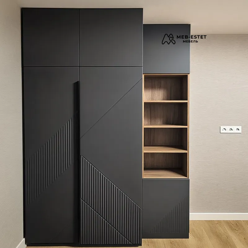 Встроенный черный шкаф с полками