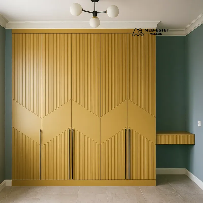 Встроенный жёлтый шкаф с рейками