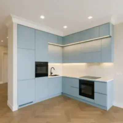 Угловая кухня светло‑голубая