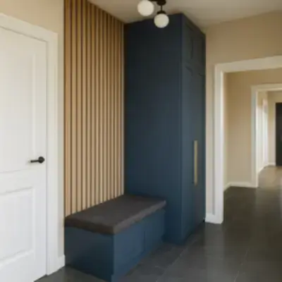 Прихожая со скамьей и шкафом