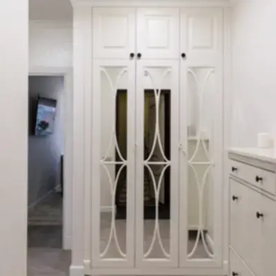 Встроенный зеркальный шкаф в прихожую