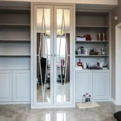 Шкаф в гостиную неоклассика