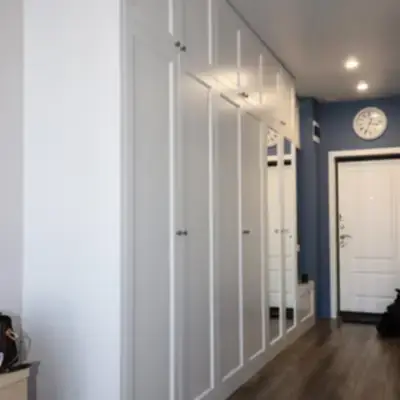 Белая классическая прихожая