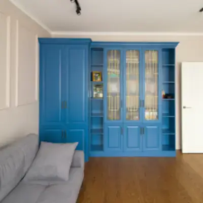 Книжный шкаф в гостиной