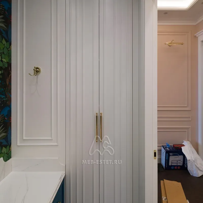 Белый распашной шкаф в санузел Белый распашной шкаф в санузел