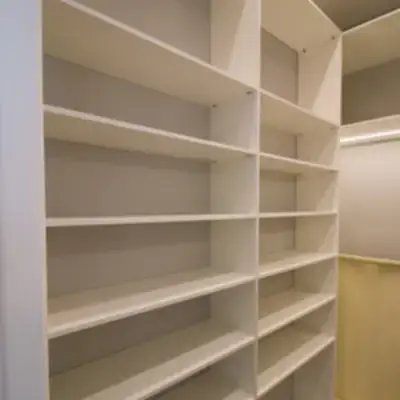 П-образная современная гардеробная