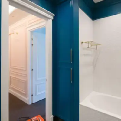 Встроенный синий шкаф в ванную