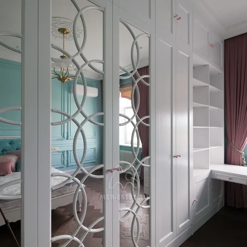 Распашной шкаф с зеркальными дверьми Распашной шкаф с зеркальными дверьми