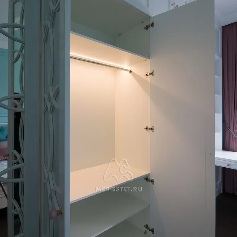 Шкаф с подсветкой штанги Шкаф с подсветкой штанги