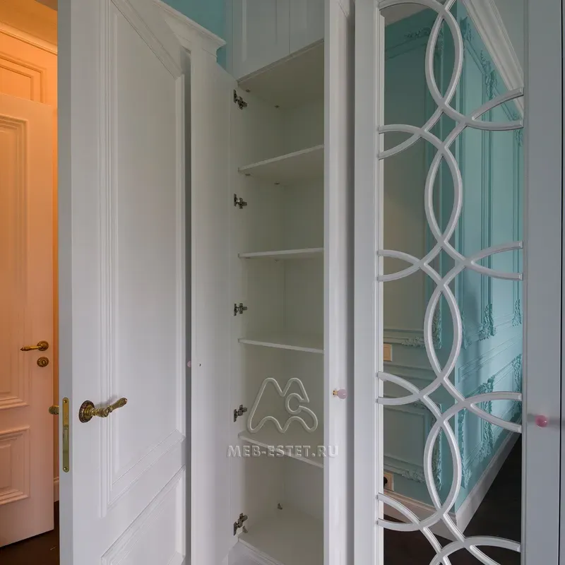 Шкаф с полками Шкаф с полками