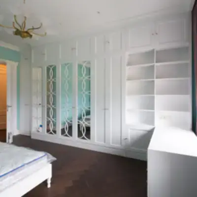 Шкаф в спальню с декоративной раскладкой