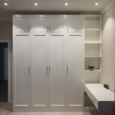 Рабочая зона в спальне около шкафа