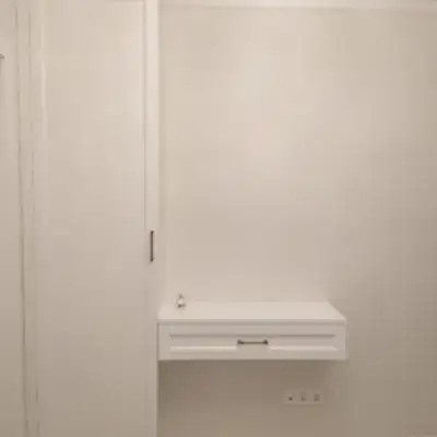 Шкаф в прихожую с подвесной тумбой