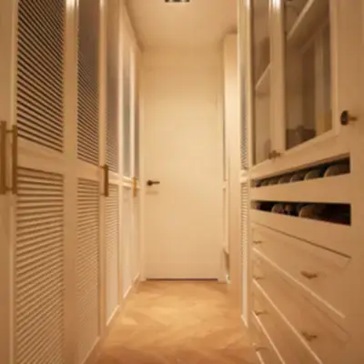 Гардеробная с жалюзийными шкафами