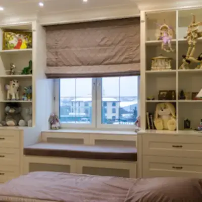 Шкафы вокруг окна в детскую