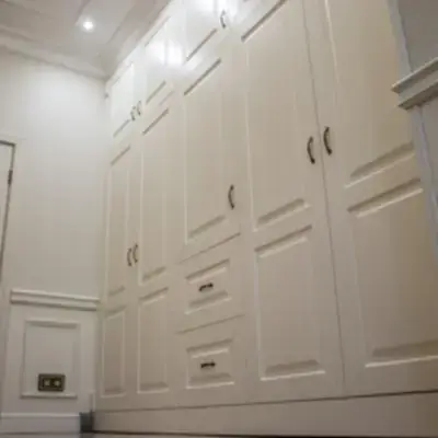 Встроенный шкаф с фрезеровкой