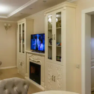 Шкафы-витрины вокруг камина
