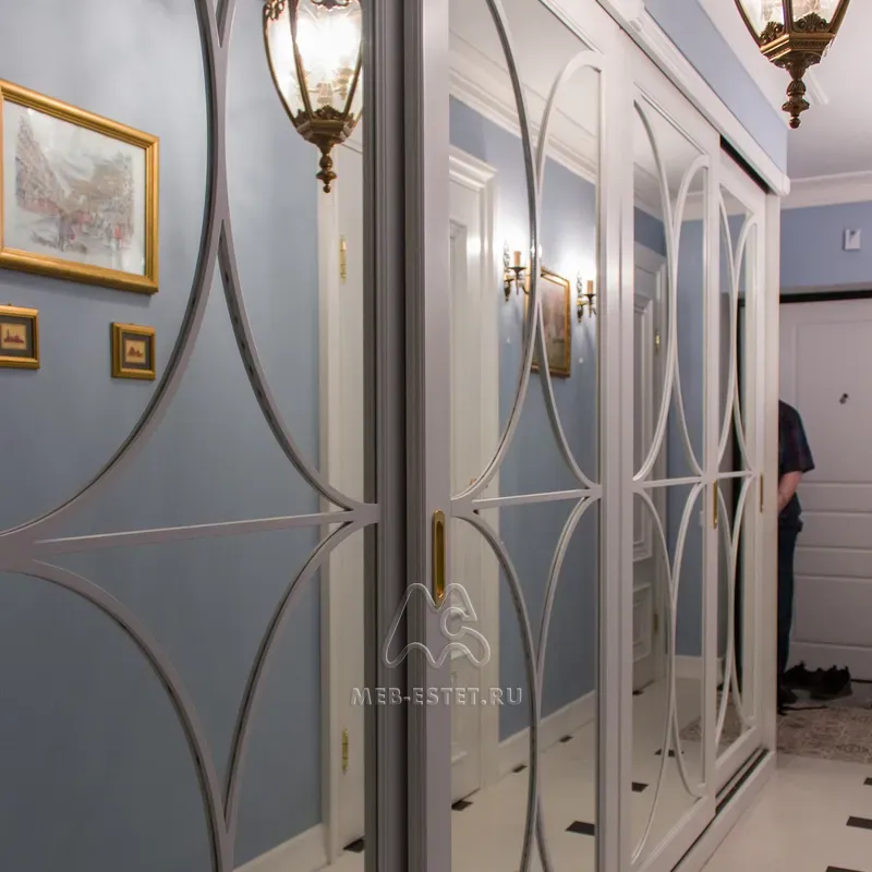 Шкаф с декоративной раскладкой