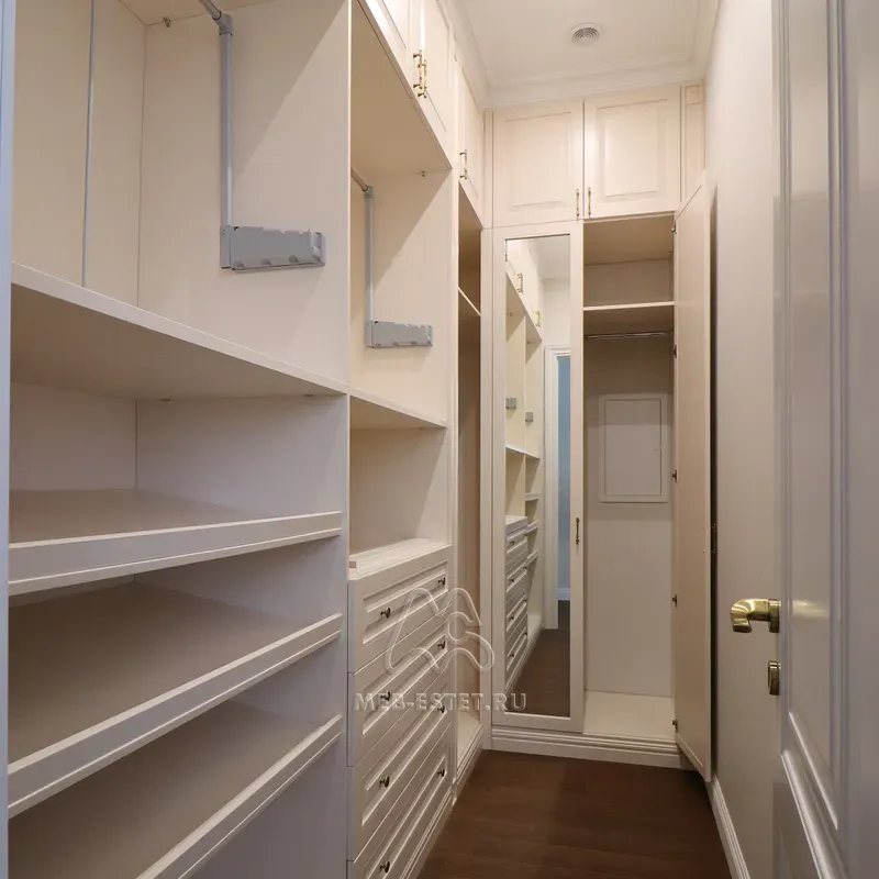 Большая гардеробная комната