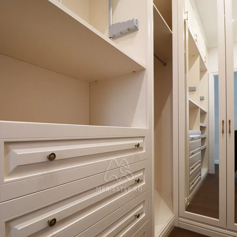 Ящики с фасадами в гардеробной