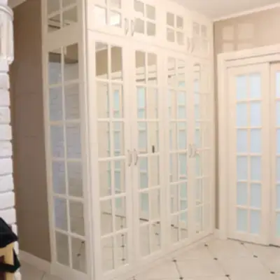 Зеркальный шкаф в английском стиле