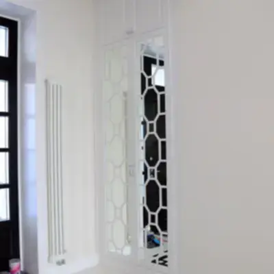 Белый шкаф в прихожую неоклассика