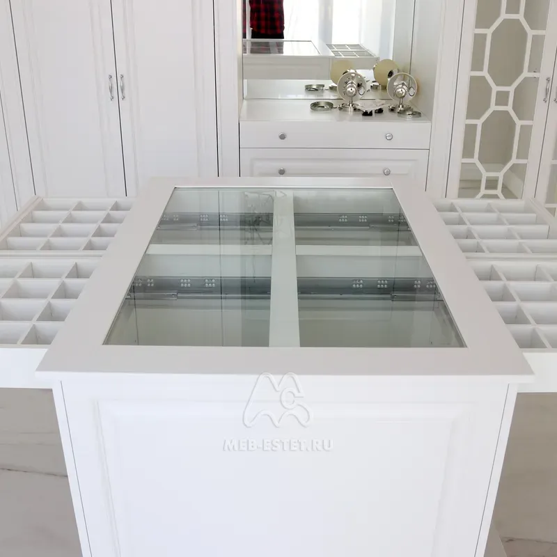 Белый остров в гардеробной