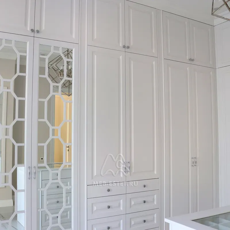 Большая гардеробная комната неоклассика