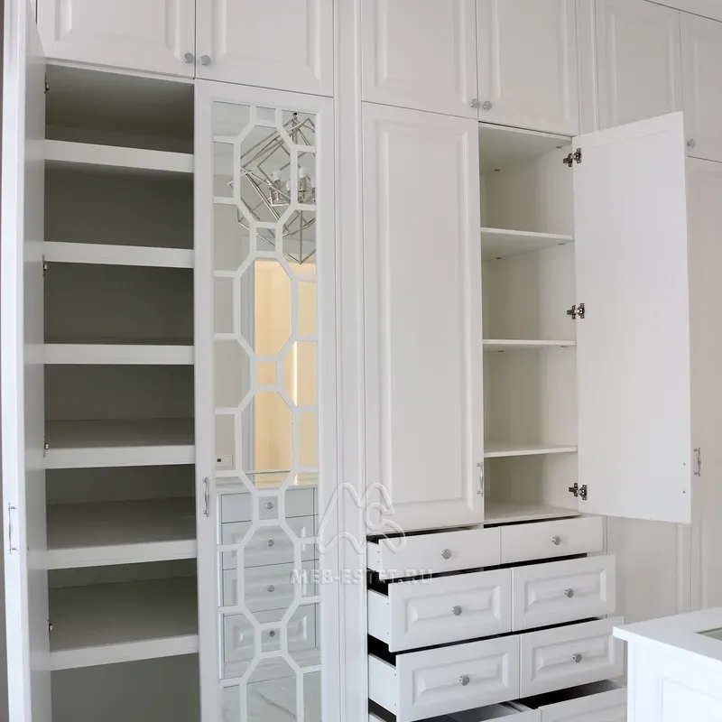 Наполнение шкафа полки и ящики