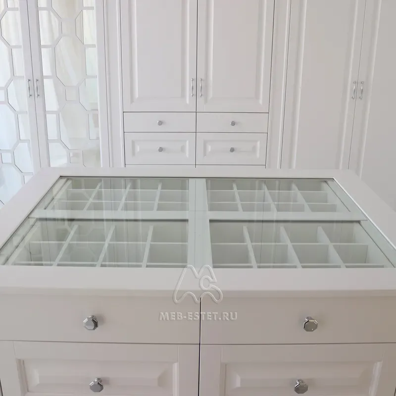 Остров с ячейками в гардеробной