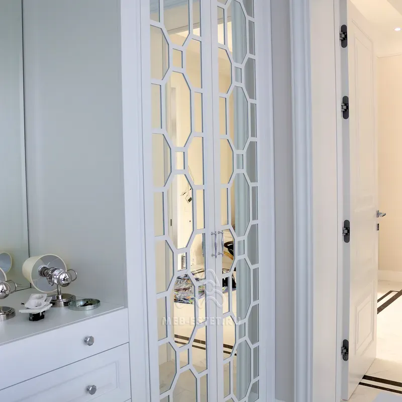 Зеркальный шкаф у входа в гардеробную