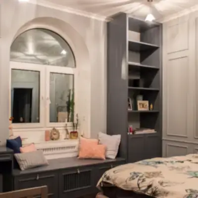 Стеллаж и туалетный столик в спальне