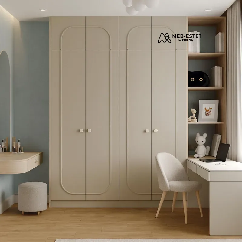 шкаф встроенный кремовый с полками