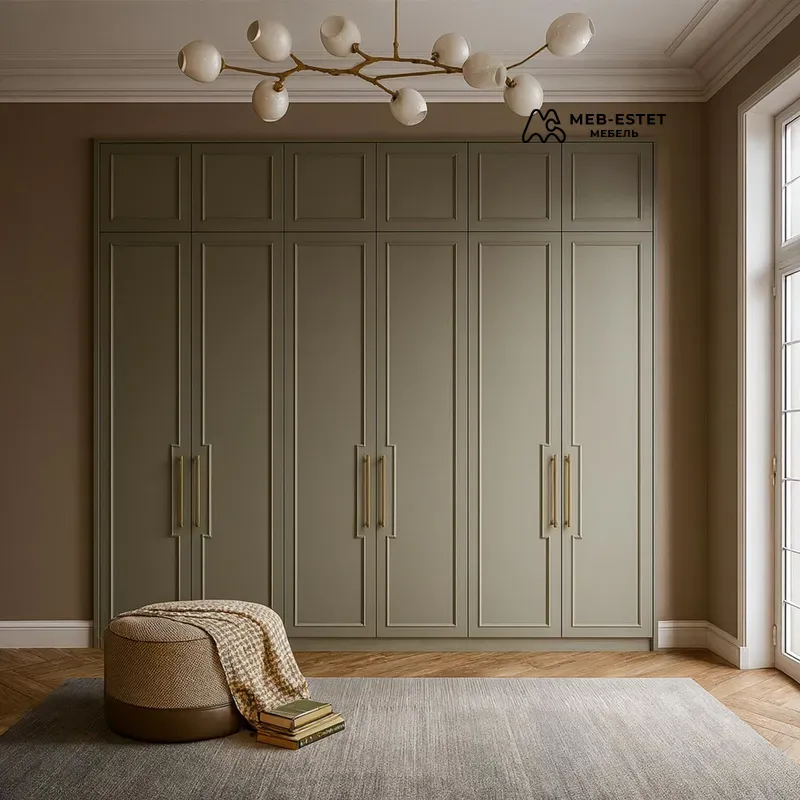 Встроенный шкаф филенчатый зелёный