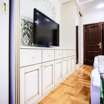 Стенка с ТВ зоной в спальне