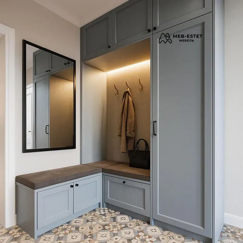Угловая прихожая со скамьей и шкафом