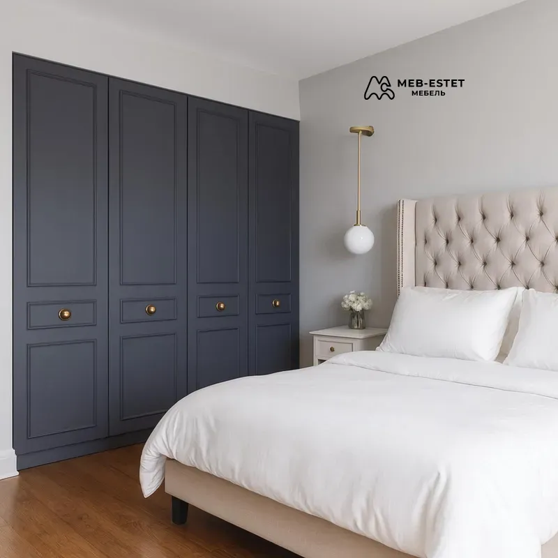 Шкаф синего цвета под потолок