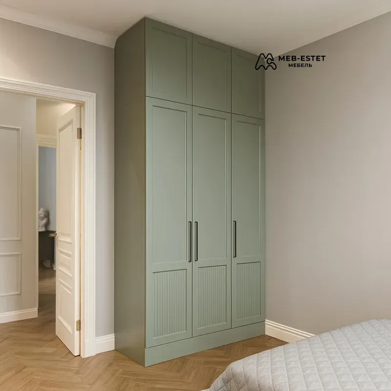 Высокий зелёный шкаф с антресолями