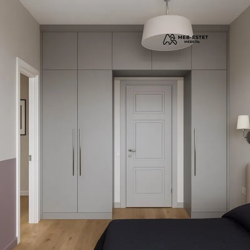 Встроенный шкаф вокруг двери спальни