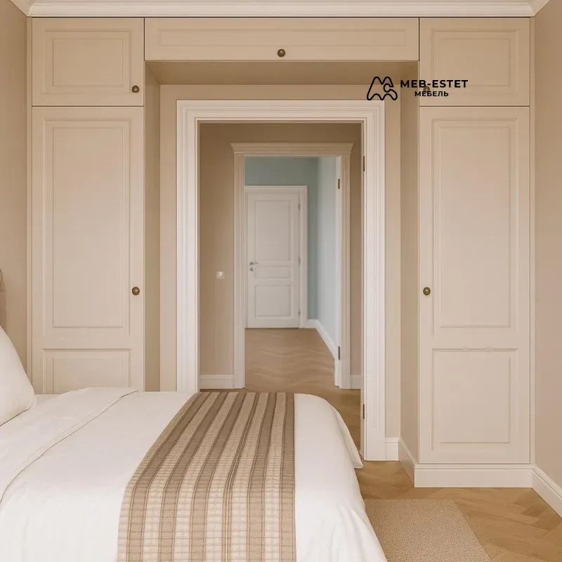 Шкаф вокруг двери в спальню